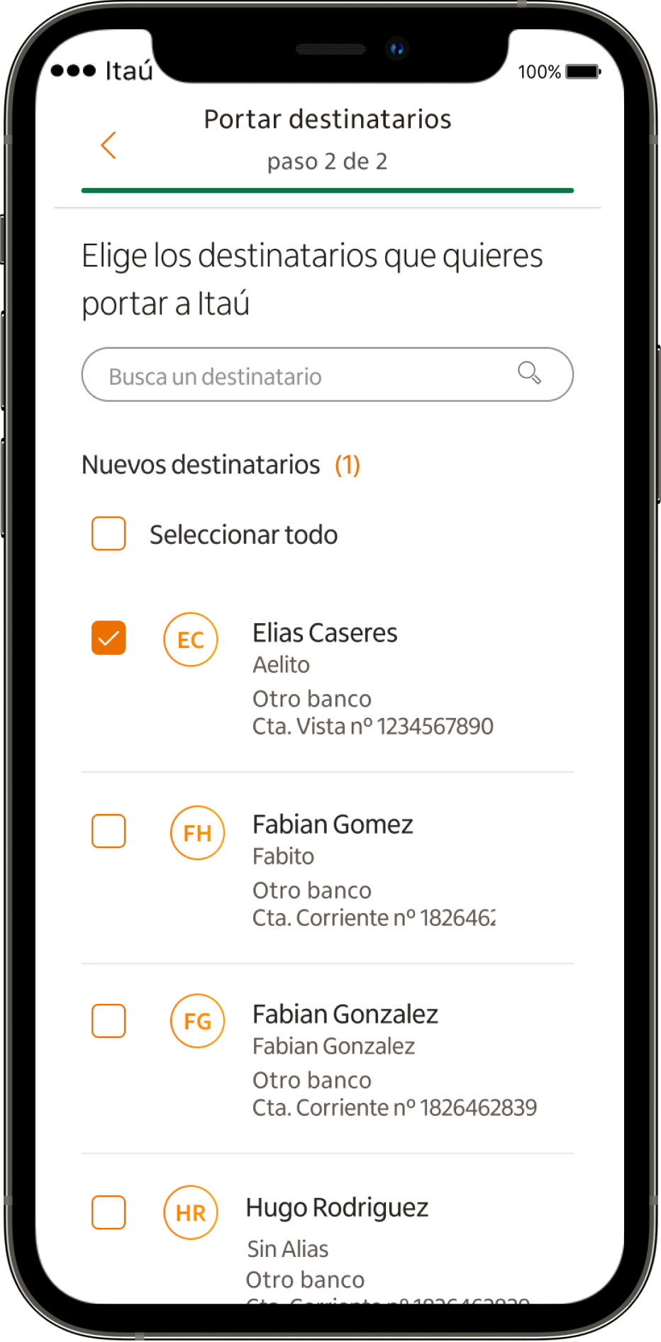 Hombre viendo celular sonriendo