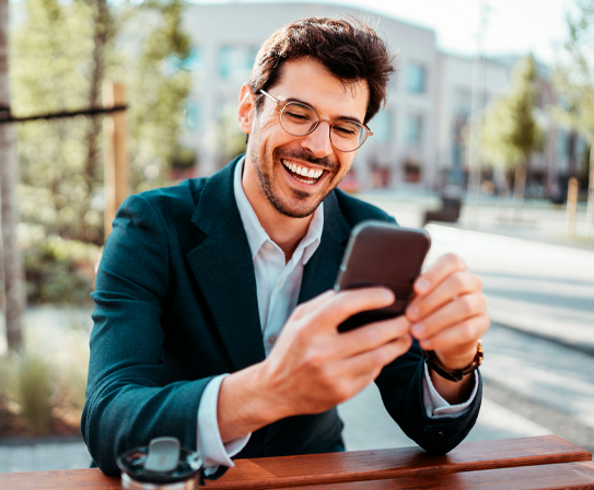 Pareja de tercera edad viendo un computador