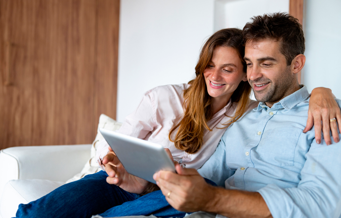 Mujer y niña ahorrando 