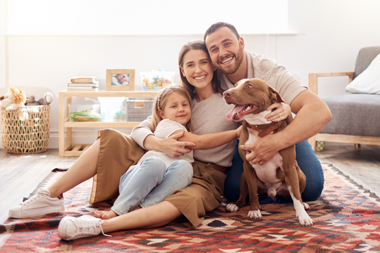 En la imagen familia con su perro