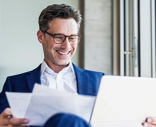 Corporate Finance Hombre con lentes leyendo