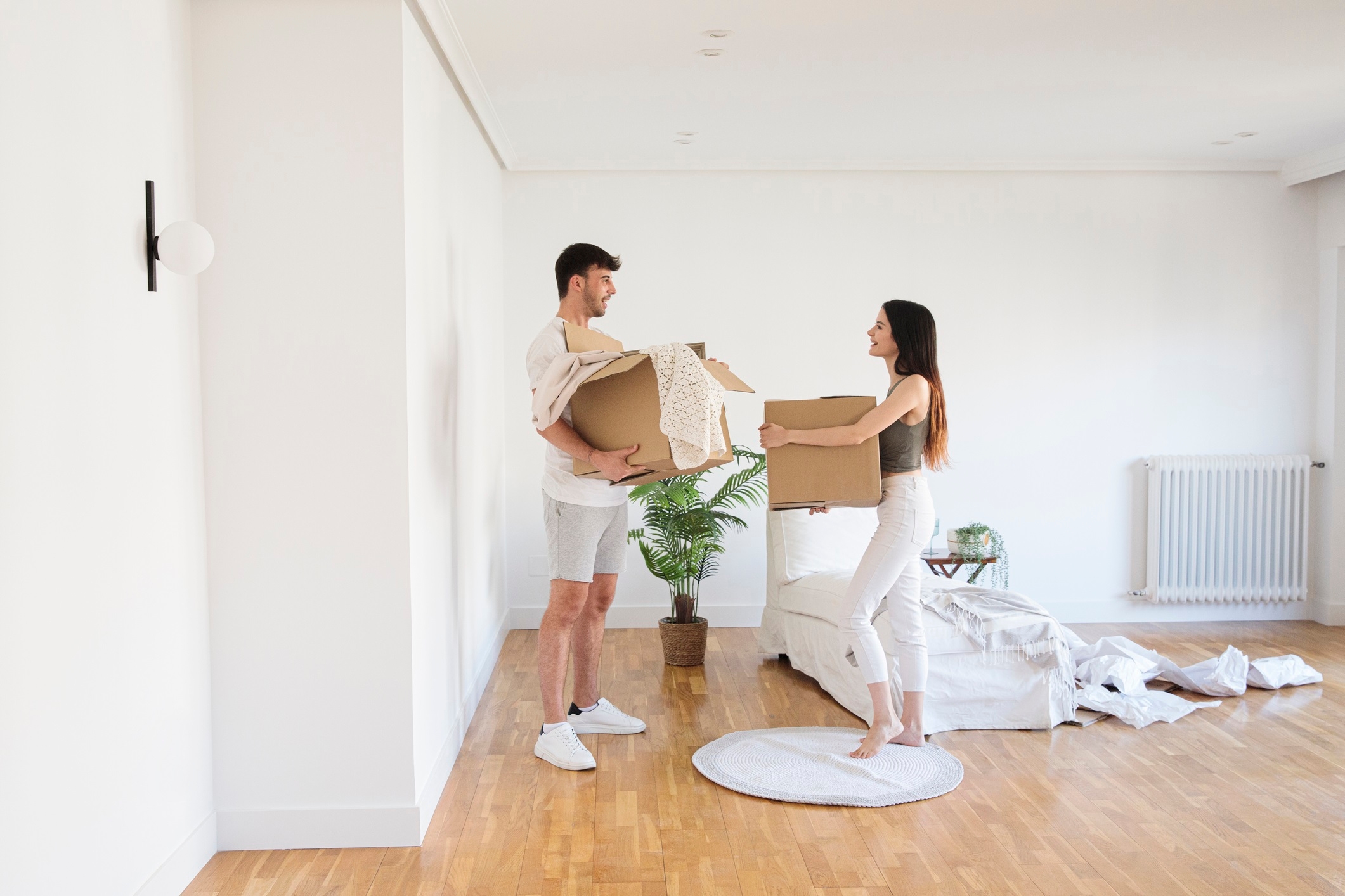 En la imagen un hombre y una mujer llegan a su nuevo hogar.