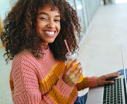 Creditos mujer sonriendo
