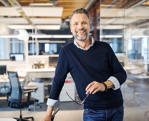 Hombre sonriendo cash management