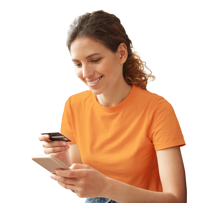 Mujer sosteniendo tarjeta para pagar en su celular