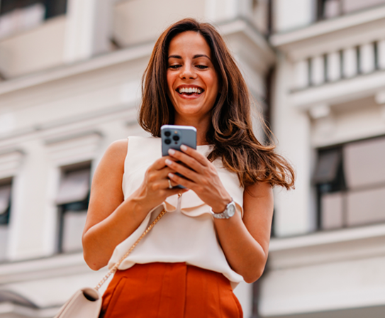 Mujer sonrriendo con un grupo de personas