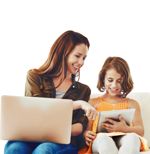 Madre señalando la pantalla de la tablet de su hija.