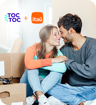 En la imagen pareja feliz se sonríe mutuamente celebrando la mudanza