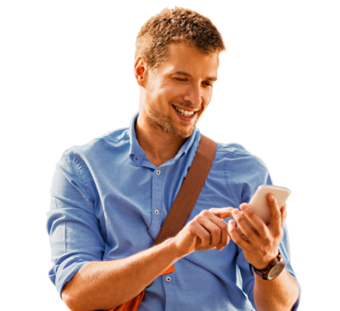 Hombre sonriendo mientras mira su celular