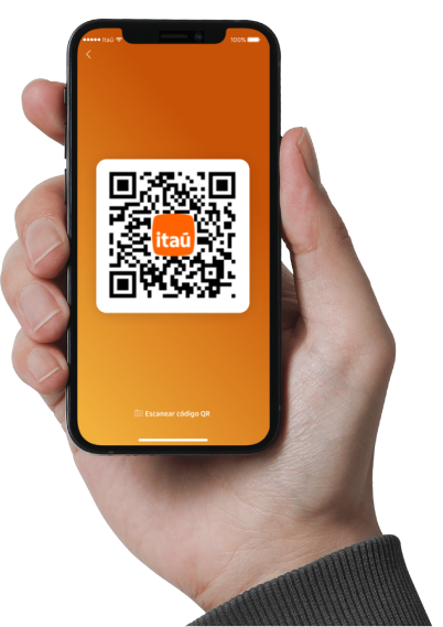 Celular en la mano con QR en pantalla