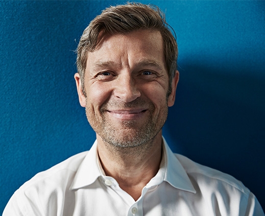 Inversiones hombre sonriendo