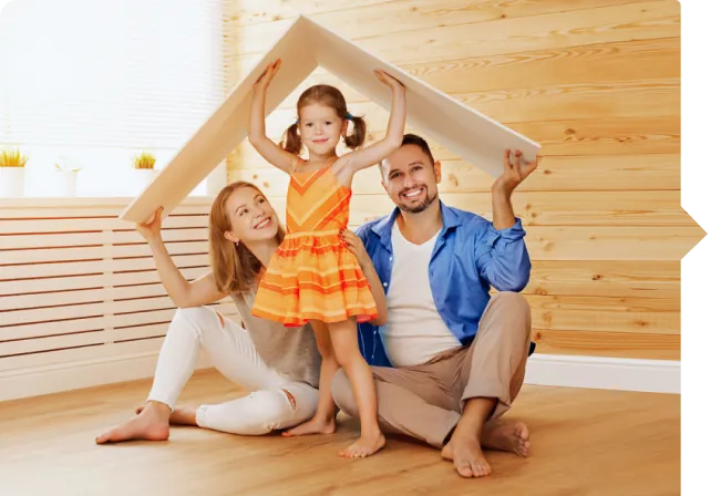 Padres formando una casa sobre su hija