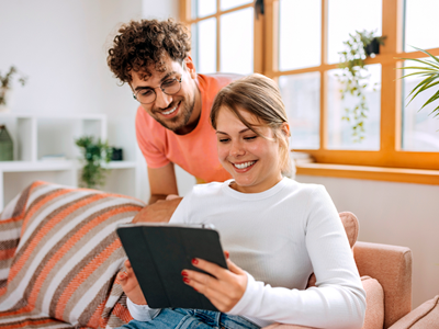 Hombre y mujer viendo una tablet