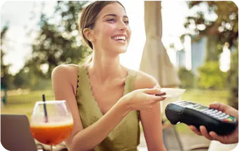 Mujer pagando con tarjeta Itaú