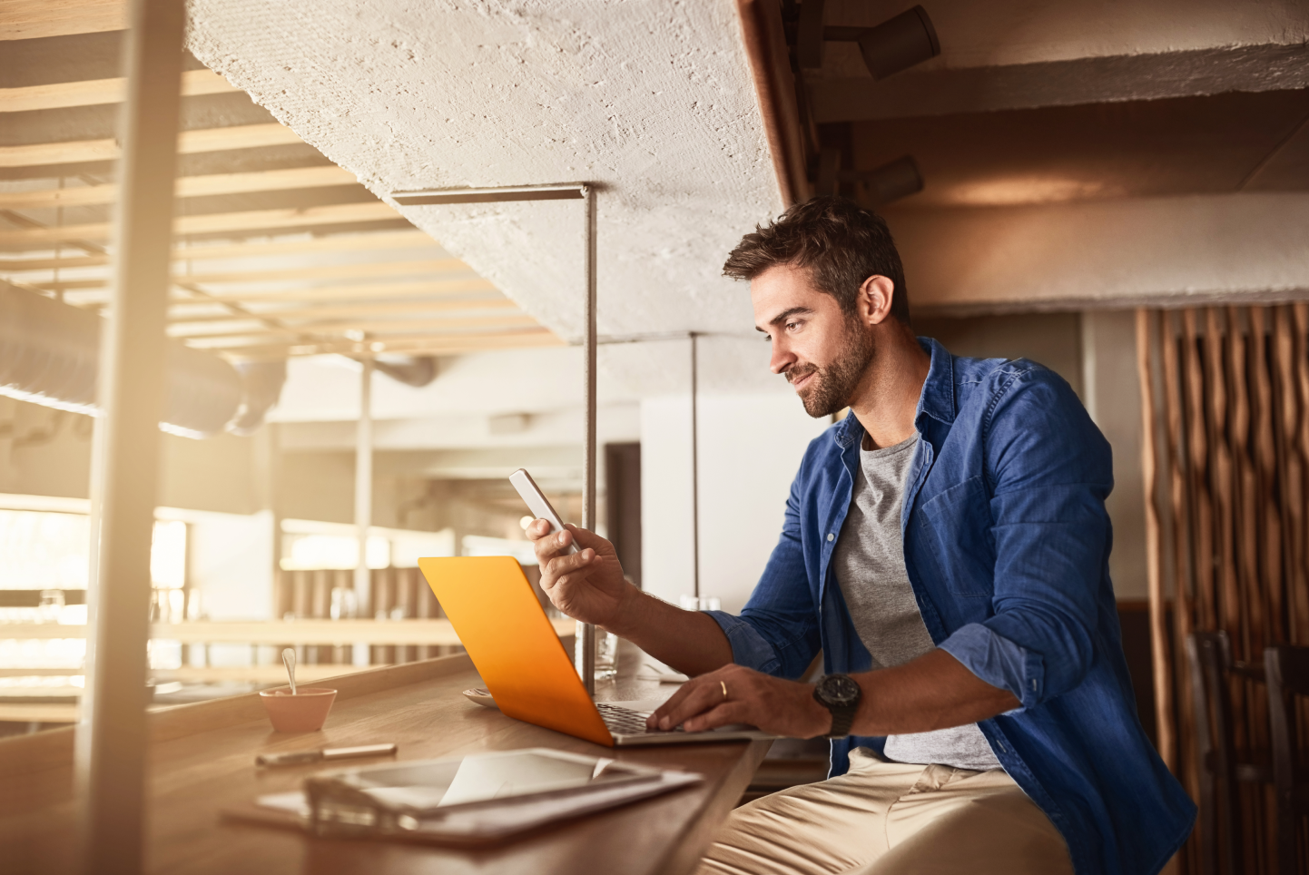 Mujer en restaurante pagando con app
