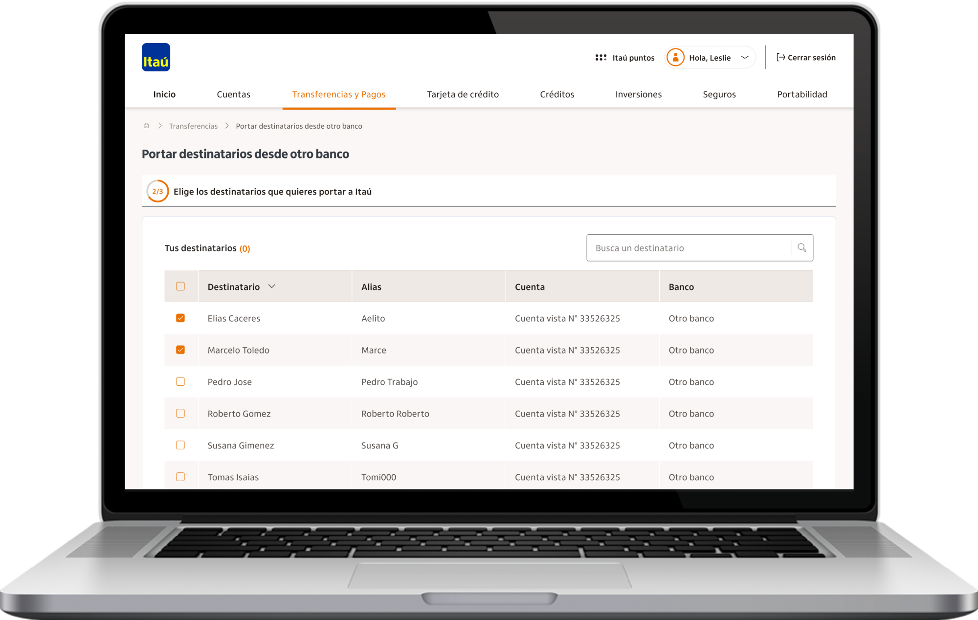 Hombre viendo celular sonriendo