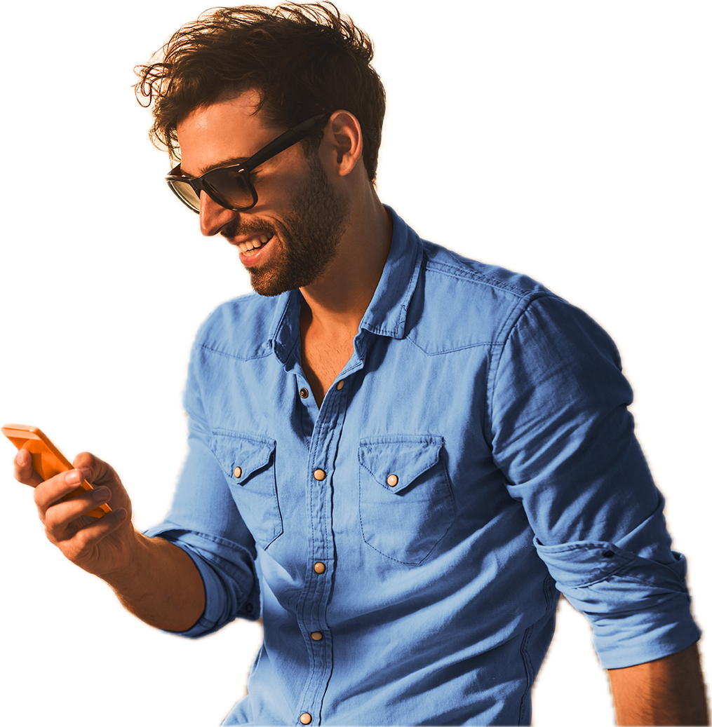 Hombre viendo el celular