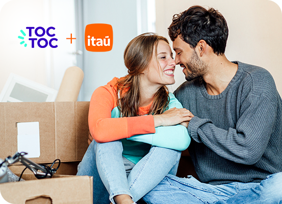 En la imagen pareja feliz se sonríe mutuamente celebrando la mudanza