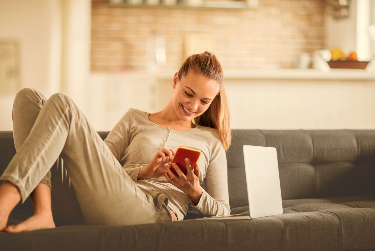 Pareja viendo el notebook