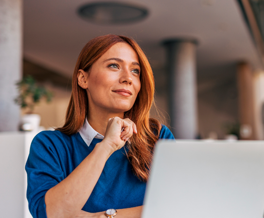Mujer tomando un té mientras ve su celular