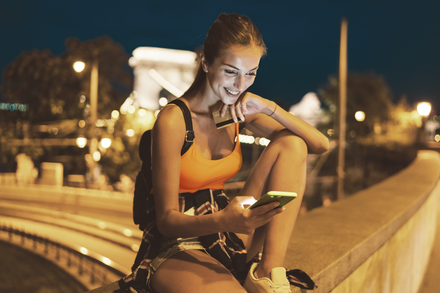 Pareja viendo el notebook